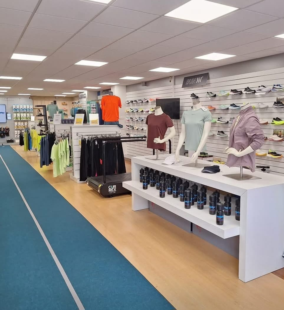 Kledingafdeling met mannequins en hardloopkleding in de winkel